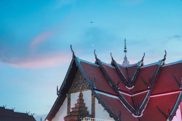 Tay tapınak çatı ve gökyüzü