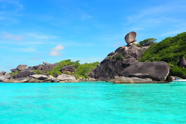 Rock kayalıklarla ve deniz suyu sabah