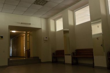 Üniversitedeki karanlık salon. 