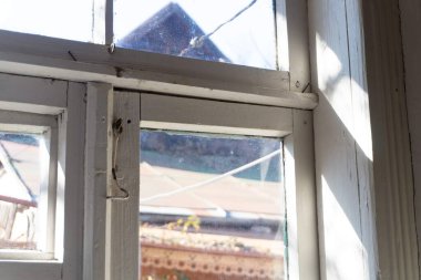 Sabahları eski pencere.