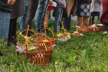 Çimlerin üzerinde Paskalya sepetleri  
