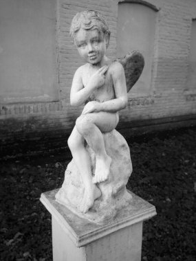 Genç melek heykeli 