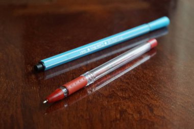 Masadaki mavi ve kırmızı kalem