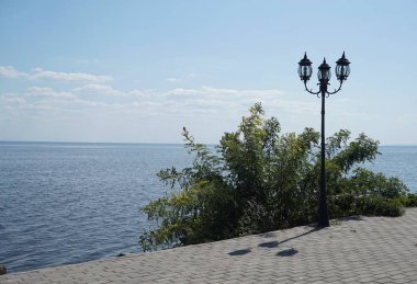 Nehrin kıyısındaki lamba