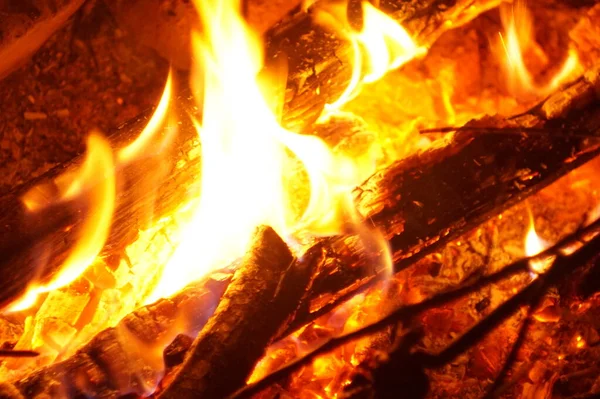 Şenlik ateşi alev gece
