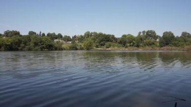 Büyük bir su kütlesi.