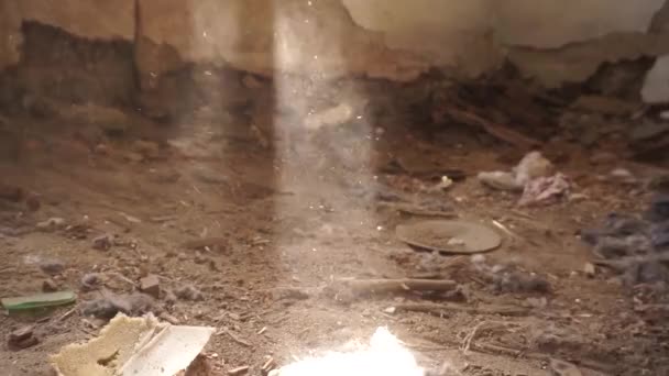 Dívčí noha chodit přes světlo ve velmi starém domě — Stock video