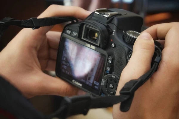 Una Mano Sosteniendo Una Cámara —  Fotos de Stock