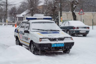 Köy evindeki çitin yanında bir araba.