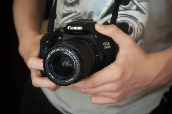 Een Hand Die Een Camera Vasthoudt — Stockfoto