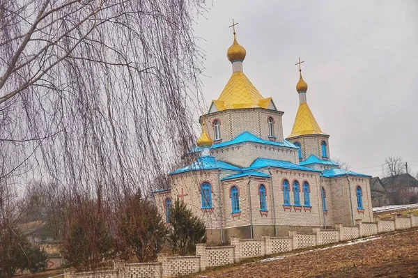 Eine Kirche mit goldenen Kuppeln — Stockfoto