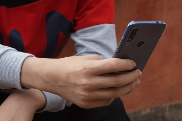 Elinde bir telefon. 