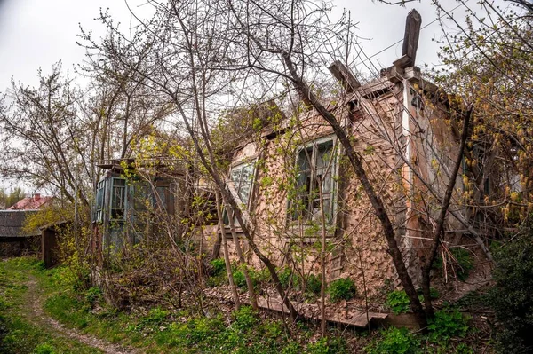 Un vieux bâtiment détruit en brique sans toit dans les arbres — Photo