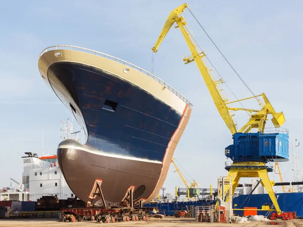 Schiffsrumpf und großer Kran — Stockfoto