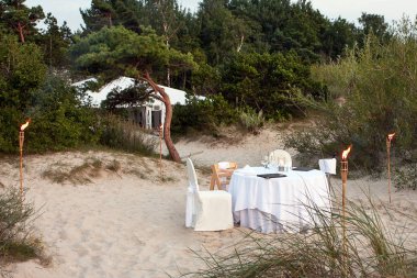 Akşam yemeği için kum tepeleri romantik bir yerde