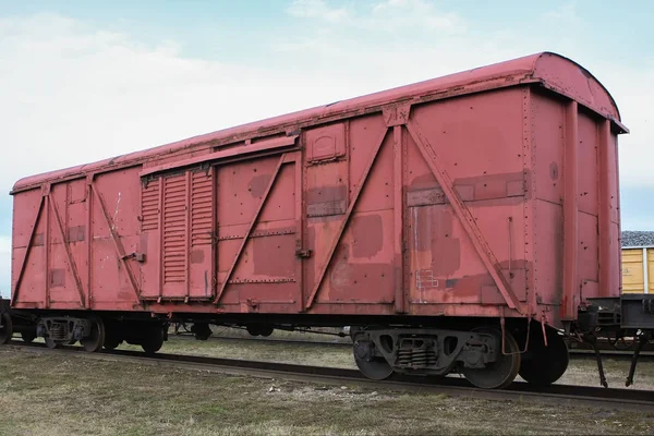 O vagão ferroviário é velho, mas confiável na estação ferroviária — Fotografia de Stock
