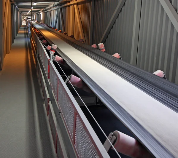 Courroie Transporteuse Vrac Dans Une Galerie Crémaillère Fermée — Photo