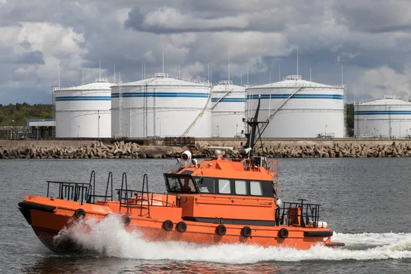 Быстрая Лодка Фоне Портового Нефтяного Терминала — стоковое фото