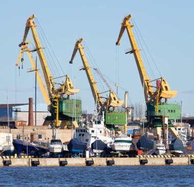 Rıhtımda vinçler ve botlar