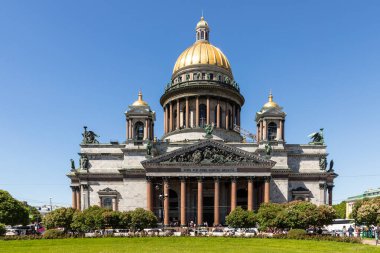 Saint Petersburg, RUSSIA - Juli 03, 2019: Alexander Garden ve St. Isaacs Katedrali yaz günü, St. Petersburg, Rusya