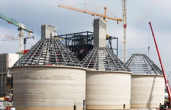 Большие Железобетонные Резервуары Металлической Конструкцией Крыши Строящиеся Здания — стоковое фото