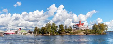 Helsinki / Finlandiya-09-16-2018: Panorama Helsinki güney limanı, Helsinki Finlandiya, Helsinki, Uusimaa, Finlandiya 'daki Luoto adası ve feribot manzarası