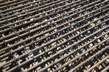 İnşaat alanında beton yapı takviyesi.