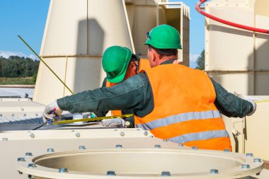 İşçiler ekipmanları yeni fabrikada topluyor.