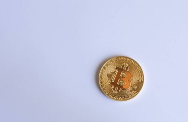 Yukarıdan izole Bit sikke bir kağıt beyaz arka plan üzerinde. Görüntünün sağ taraftan ışık kaynağıdır