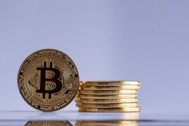 Beyaz bir arka plan ve ön plan küçük bir yansıması izole Bitcoin sikke yığını