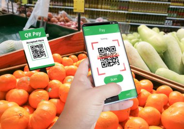QR kod ödemesini taramak için el ele tutuşan akıllı telefon, online alışveriş, nakitsiz teknoloji .