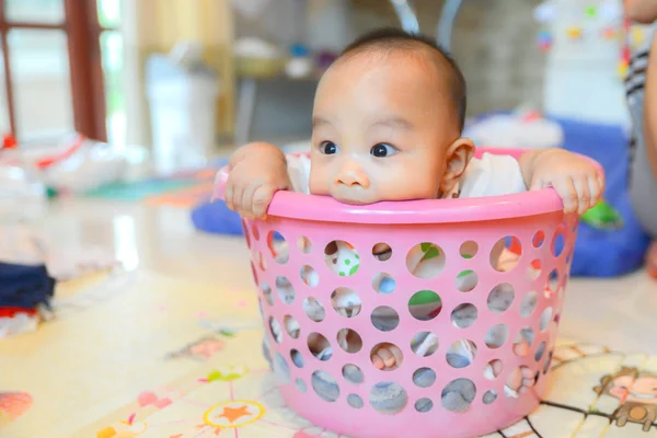 Kovada saklanan Asyalı bebek — Stok fotoğraf