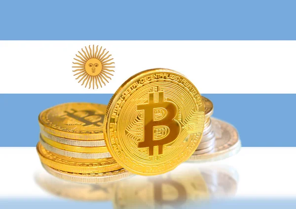 Bitcoin pièces sur le drapeau de l'Argentine, crypto-monnaie, concept d'argent numérique — Photo