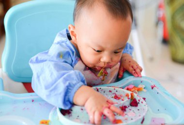 Mutlu Asyalı bebek, 7 aylık bebek, Bebek Led Sütten Sütten Kesme metodu, Kendini Besleme