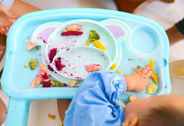 Mutlu Asyalı bebek, 7 aylık bebek, Bebek Led Sütten Sütten Kesme metodu, Kendini Besleme