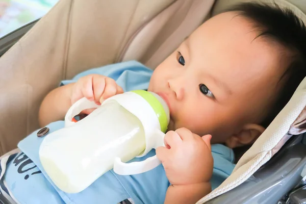 Szczęśliwy Azji mało dziecko ssać mleko — Zdjęcie stockowe