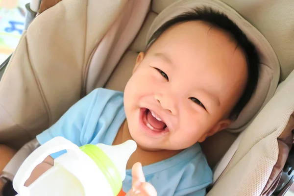 Szczęśliwy Azji mało dziecko ssać mleko — Zdjęcie stockowe