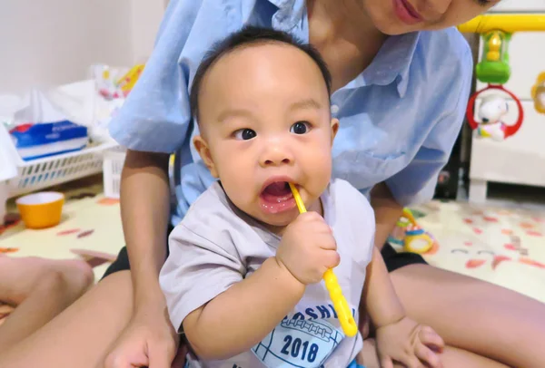 Asian baby boy, 7 months old trying brushing teeth — Stock Photo, Image