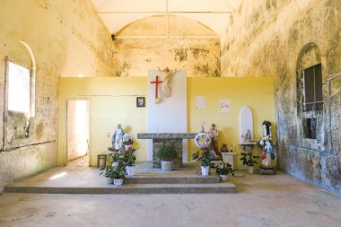 Bokor Eski Katolik Kilisesi, 1920 'lerin başında Bokor Dağı' nın tepesinde, Preah Monivong Ulusal Parkı 'nda, ılıman bir dağ lüks tesisi olarak inşa edilmiş ve sömürge sakinleri için geri çekilen bir Fransız koloni binaları topluluğu.,