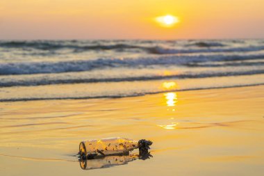 Old Glass Bottle Sunset 'te Sahilde Yatıyor