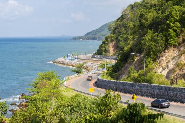 Noen Nangphaya, Tayland 'ın Chanthaburi eyaletinde yol ve deniz manzaralı.
