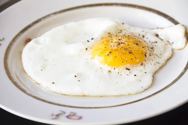 Smażone jajko na patelni — Zdjęcie stockowe
