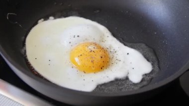 Tavada kızarmış yumurta.