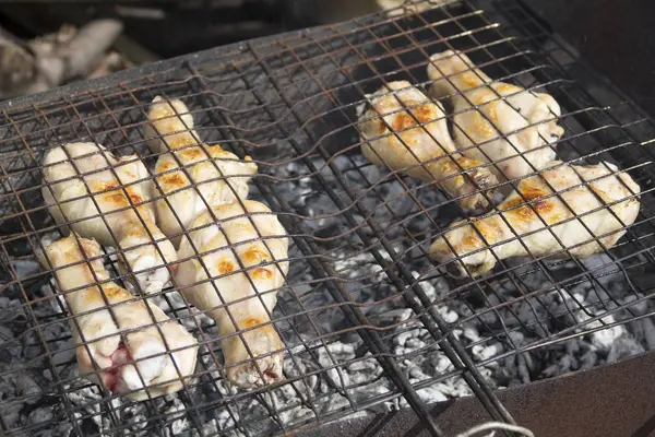 Churrasco com baqueta de frango na grelha — Fotografia de Stock