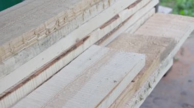 İnşaat malzemeleri. Yeni pine panoları ve ölçme şerit metre