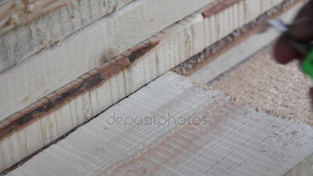 Stavební materiály. Nové borovice desky a měřicí Svinovací metr — Stock video