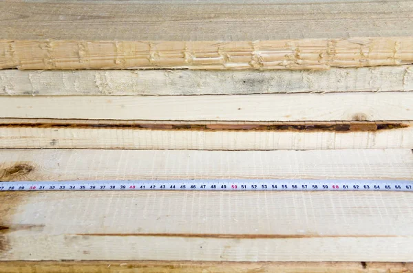 Matériaux de construction. Nouvelles planches de pin et ruban à mesurer — Photo