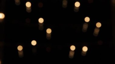 Soyut şenlikli altın ışıkları karanlık bir arka plan üzerinde