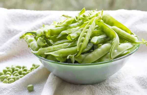 Green Peas Slide Pods Glass Bowl Fresh Vegetables Legumes Healthy — Stock Photo, Image