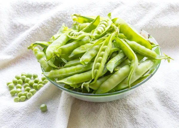 Green Peas Slide Pods Glass Bowl Fresh Vegetables Legumes Healthy — Stock Photo, Image